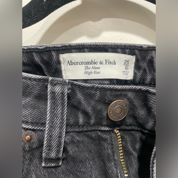 25/0s The Mom Abercrombie & Fitch Curve Love Jeans, dark grey/black. - Picture 7 of 7
